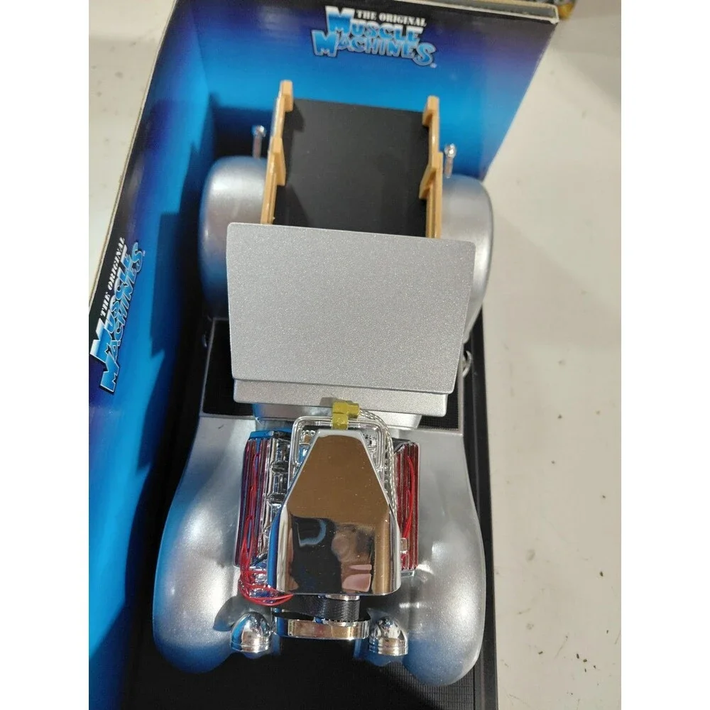 Muscle Machines 71166 1:18 Diecast 1932 Ford Model A Hot Rod Pickup Truck w/box